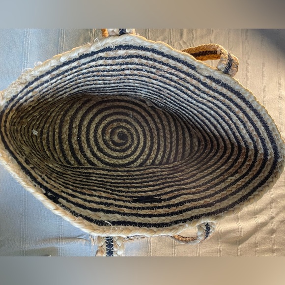 ZARA beach bag. Beautiful heavy material, intricate braiding detail. - Picture 3 of 3